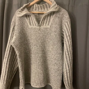 Zip up stickadtröja i ull - Säljer en ull tröja med dragkedja, perfekt till alperna😍