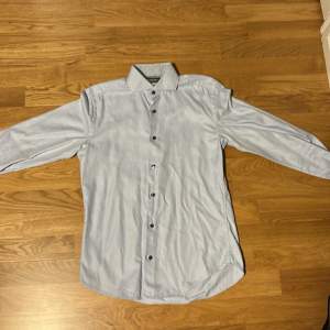Ljusblå skjorta i strl s från dressmann i bra skick, endast använd ett fåtal gånger.