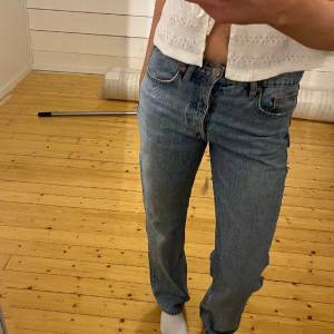 Likadana jeans som de i förra annonsen, men i ljusare färg. Supersnygga, men kommer tyvärr inte längre till användning😫😫 passar strl mellan 34-38 beroende på önskad passform 