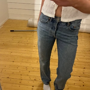 Zara jeans - Likadana jeans som de i förra annonsen, men i ljusare färg. Supersnygga, men kommer tyvärr inte längre till användning😫😫 passar strl mellan 34-38 beroende på önskad passform 