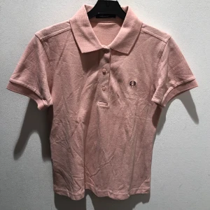 Ljusrosa fred perry piké - Fint skick! Står storlek EU42 men Passar S/M
