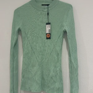 J.linderberg tränings tröja för salu 💚💚 - Köptes för 800 kr för några månaders sen i Kungsbacka men fick aldrig användning av den så nu säljs den, den är helt oanvänd och har fortfarande prislappen på. Perfekt för träning. Nu säljs den för 300 kr