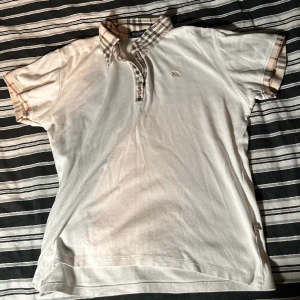 burberry piké - använt skick, tvättad många gånger så har tappat färg och krympt från L till M, men har också blivit mycket skönare att använda lol, nypris ca 6100kr