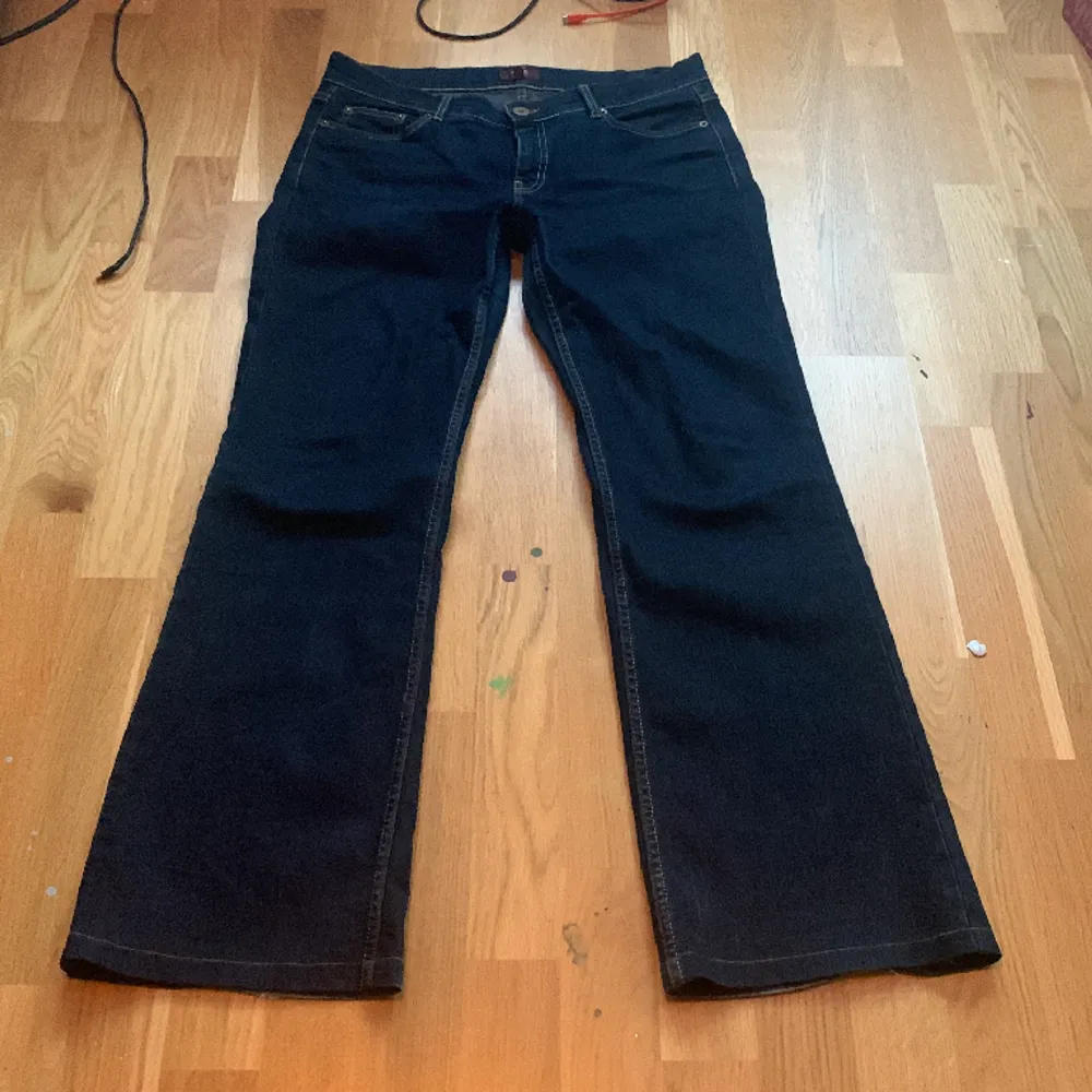 Y2k bootcut jeans som är lite stora på mig, De är lågmidjade💖 Midja: 40,5cm Ytterbenslängd: 103cm Benöppning: 24cm Märket är Oasis🌸. Jeans & Byxor.