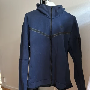 Nike tech fleece tröja, Stl M  - Jag säljer en blå nike tech fleece tröja som jag knappt har använt, den är i nytt skick. Den är i storlek M 