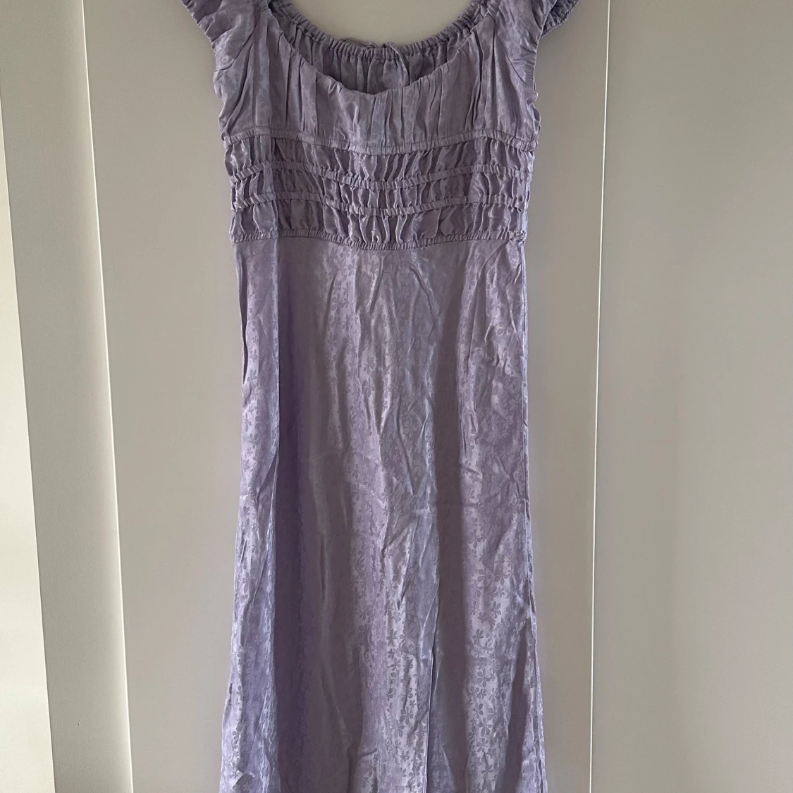 Oanvänd lila klänning  - 90