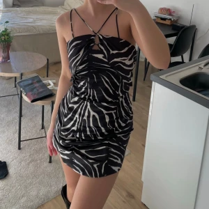 Satin klänning zebra  - Använd 1 gång 