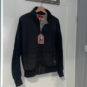 Parajumper elliot cardigan - En sparsamt änvänd parajumper elliot. Som är köpt på kidsbrandstore.