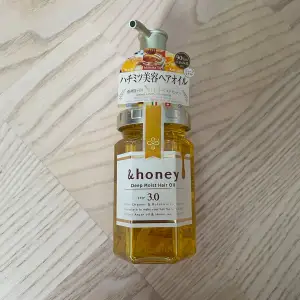 Hårolja från märket &nd honey. Återfuktar håret och ger glans. Köpts i japan och aldrig öppnad. Köp gärna med köp nu!