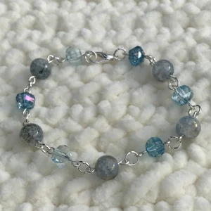 🫐Armband 🫐 - Vackert havs-armband av krackelerade glaspärlor och silveromfattning💍Tillverkars vid köp💎