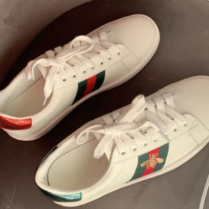 Gucci skor - Äkta Gucci skor i storlek 38, kan gå ner i pris vid snabb affär. Inga skambud! Hör av dig vid eventuella frågor. Nypris:8500kr