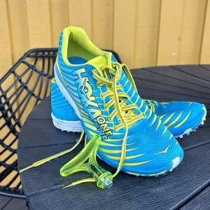 Hoka Spike 41 1/3 - Löparskor med spik för terräng och vinterväglag, endast använda en gång då de är en aning små. Följer med verktyg så att du enkelt kan plocka av eller byta spikarna. Skick: Använda 1 gång Märke: Hoka One One Storlek: 41 1/3 