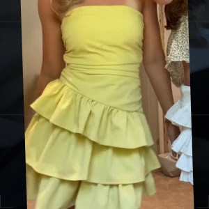 Söt volang  - ⚠️inte min bild⚠️  Söt gul volangklänning. Sitter som en storlek S-M