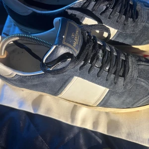 Valentino flycrew skor - Säljer dessa galet populära valentino flycrew skor i färgen ”NAVY” som är helt omöjliga att få tag på.  Saknas 2nitar men har beställt hem extra nitar från valentino som tillkommer. Tillkommer: skor, replacement box, dustbag (på bilderna) Hör av er🙌🔥