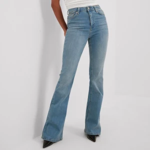 Utsvängda jeans med stretch  - Säljer dessa slutsålda jeans från NA-KD i storlek 38. Dom är aldrig använda och har även prislappen kvar. Hör gärna av dig om du har fler frågor eller funderingar! 🩷🥰