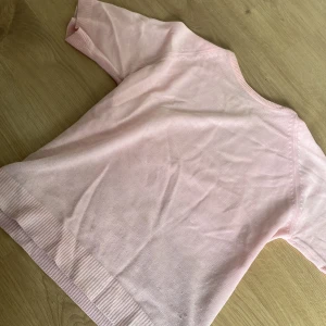 Rosa stickad  -  En rosa stickad tröja med t-shirt armar