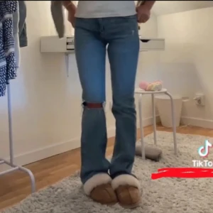 Ginatricot jeans  - ❗️Inte mina bilder❗️ Säljer ett par likadana jeans som på bilden från ginatricot. Dem har tyvärr blivit för små för mig så därför säljer jag dem. Rätt använda men i fint skick, tyvärr finns det ett litet hål på vänster bakficka, skriv för bild! 