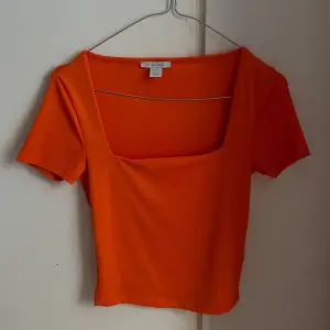 Skön topp i fin orange färg. Använd få gånger, ser ut som ny!