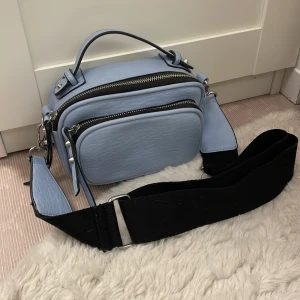 Väska  - Super snygg väska från Don Donna med nitar 🤗