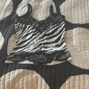 Sommar zebra topp!🩷 - Jätte fin zebra topp som är jätte bra till sommaren! Helt oandvänd och ny, köpte för 300 mitt pris 100🩷