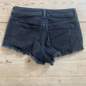 Jeansshorts storlek 34 - Fina jeansshorts som min dotter vuxit ur. 