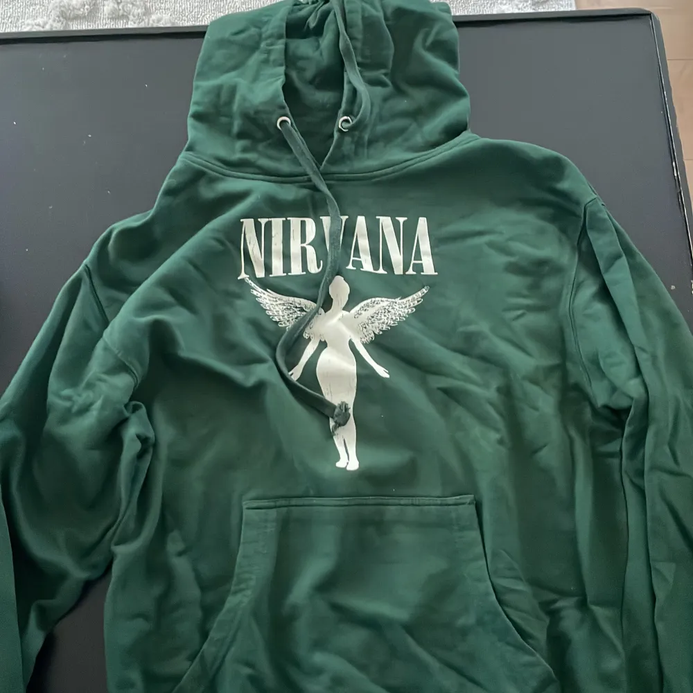 Fet nirvana hoodie knappt använd säljer pga den inte passa mig . Hoodies.