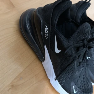 Skor - Helt nya air 70s. Har stått i garderoben i två år och använt dom en gång. 