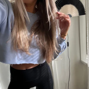 Blå/lila boxig sweatshirt - Croppad sweatshirt från Topshop i fin blekblå/lila nyans. Storlek S (36-38). Säljes i jättefint skick! Sparsamt använd. 💘