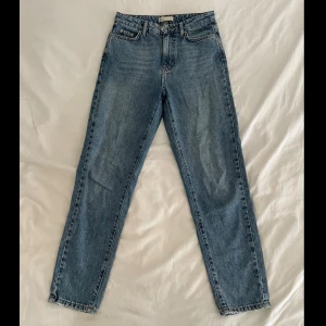Mid waist straight jeans  - Sparsamt använda mid waist jeans från Gina Tricot i rak modell. Storlek 34. Mycket gott skick. Använda 2-3 ggr. Säljer då de inte kommer till användning. Tveka inte att ta kontakt vid frågor eller för fler bilder! 🥰