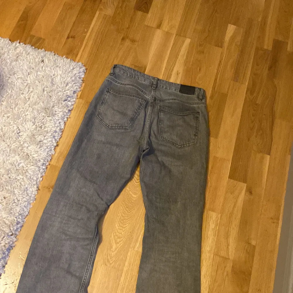 Byxorna är lite slitna där nere men syns inte . Jeans & Byxor.