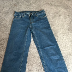 Mörk blåa weekday jeans - Weekday jeans i mörk blå Skicka 10/10 Storlek 26