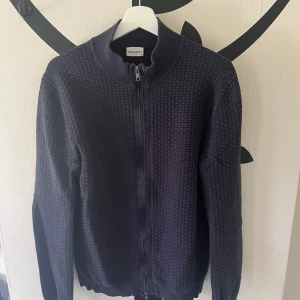 Stickad zip cardigan  - Stickad cardigan från John Henric Mycket bra skick Storlek M