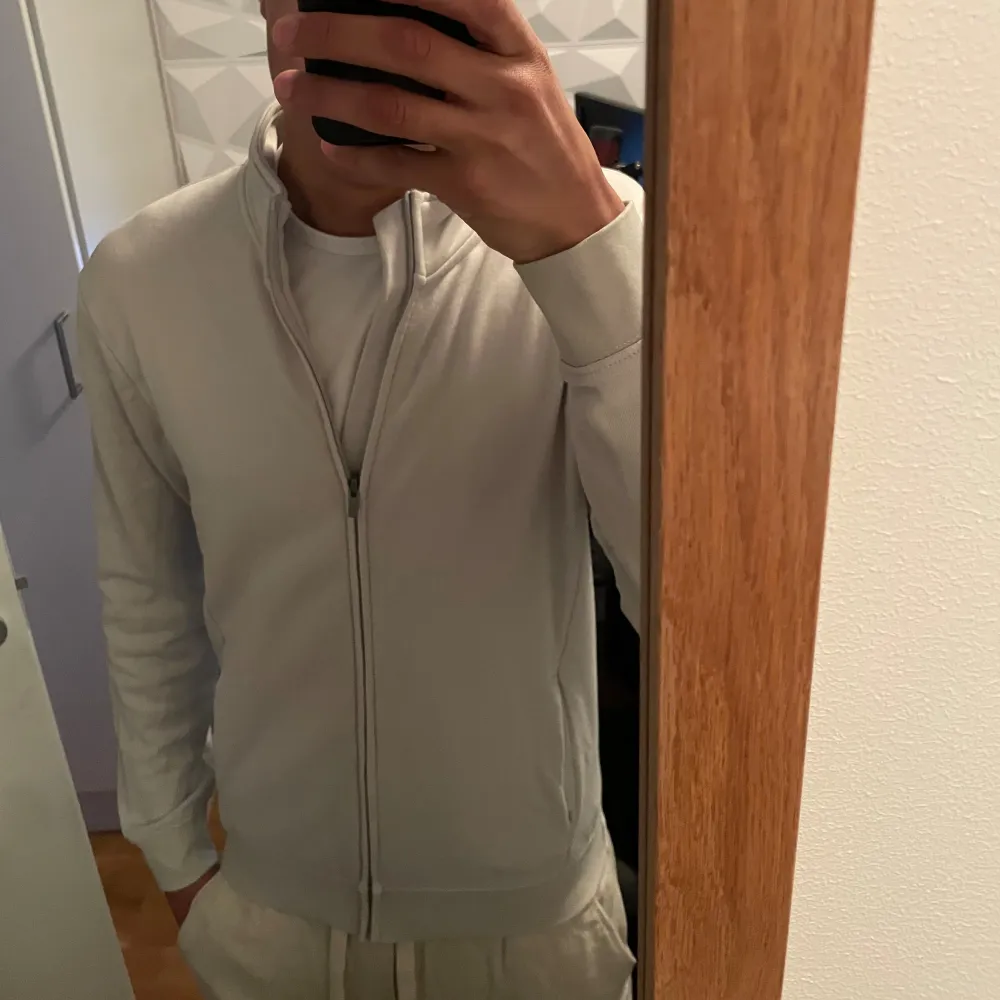 Snygg full zip av dressman som är i 10/10 skick eftersom att den sällan har blivit använd. . Tröjor & Koftor.