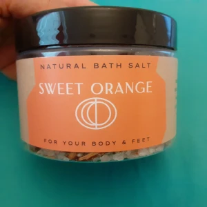 Badsalt Söt Apelsin - Plomberad, nypris 249:-, Faos Cosmetics. Naturlig havssalt för kropp och fötter. Föryngrar och bidrar till lugn i din kropp och själ. Berikad med eterisk olja från söt apelsin och torkade apelsinblommor. 