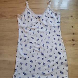 Vit somrig klänning - Jättefin vit somrig klänning ifrån H&M🤍 Små blommig🤍 Knappt använd så i nyskick🤍