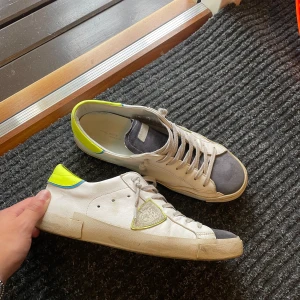 Philippe Models  - Säljer dessa Philippe Models i ett superfint skick, inhandlade från miinto | Storlek 42, sitter som 43 | Hör av dig vid frågor eller funderingar 🍾 OBS! Kvitto finns, samt box och de som följde med vid nyköp. BUDA!!