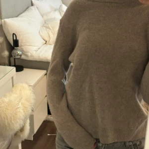 Stickad tröja - Det är storlek M men skulle säga att den sitter som en S!💗💗Är i materialet kaschmir som är mer hållbart och känns/är lyxigare!☺️🥰