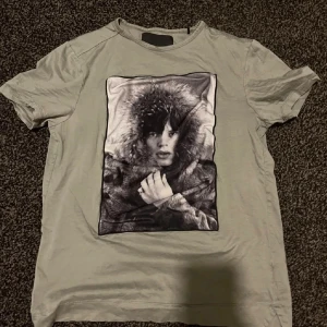 Limitato Tshirt - Limitato tshirt i str S Skick: 8/10