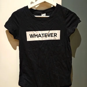 Svart t-shirt med motiv - Fin, knappt använd, bomulls t-shirt med motiv från Gina Tricot i storlek XS.