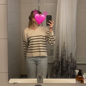 Randig tröja 🤍 - Köpte den här tröjan på Gina för ett tag sen men den är som helt oanvänd och jättefin! Säljer för jag helt enkelt inte använder den. Den är i barnstorlek men skulle säga storlek XS-M