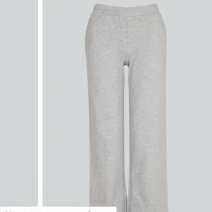 Lågmidjade byxor - Säljer mina lågmidjade mjukisbyxor frpn bikbok. Nästan aldrig använda💕💕nypris 399kr