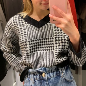 Svart/vitt tröja  - Supersöt tröja från Gina tricot! Använd ett fåtal gånger, bra skick🧡🧡 önskas fler bilder eller om man har frågor är det bara att skicka!  Använd gärna köp nu🧡🫶🏼🧡