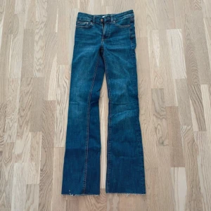 Zara straight leg jeans - Mörkblå straight leg jeans från zara. Tror dom ska vara midwaist men på mig som är kort sitter dom mer som highwaist. De är i jättefint skick och knappt använda. Hör bara av dig om du har frågor!💗🩰🪽