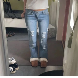 Lågmidjade bootcut jeans - Säljer de här jätte snygga lågmidjade bootcut jeansen med snygga hål. Midjemåttet är 37 och innerbenet är 77, pris kan diskuteras 💕💕
