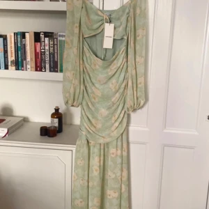 Adoore Porto maxi dress - Klänning från Adoore i storlek 36. Helt ny, nypris 1795:-. Perfekt till fest, bröllop eller dop! 