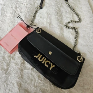 Liten juicy couture väska bokstäverna är i silver NYTT  - Juicy couture väska som jag köpte ny på tradera. Jag säljer den vidare pga av den är lite liten för mig. Det jag fått till mig av säljaren är att den är äkta, köpt på campadre och finns inte att köpa längre.Säljer för samma pris som jag köpte den för