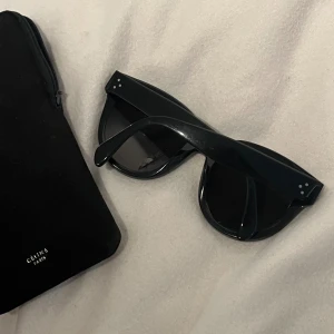 Céline solglasögon  - Äkta Céline solglasögon. Modell nummer står på fjärde bilden. Fodralet medföljer. Varsamt använda så i bra skick. Byter EJ. Kolla gärna mina andra annonser🥰