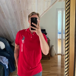 Ralph lauren polo - Helt ny med prislappar kvar, storlek M. Säljer då de va en present men de inte riktigt föll mig i smaken. Pris 700 kr, skriv om ni har frågor
