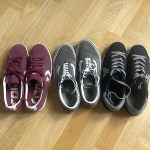 Skor - Säljer tre par skor i bra skick! Ett par gråa Vans, ett par röda Converse och ett par svarta scalpers. Skorna är perfekta till vardagligt bruk och dem skapat en bred variation i form av färger och utseende! Vid snabb affär kan pris sänkas!