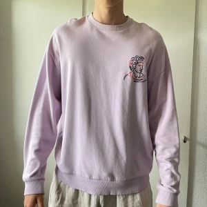 Rosa tröja  - Snygg rosa sweatshirt. Väldigt fin färg, sommeig! Bra skick, inga skavanker. Normal i storleken 